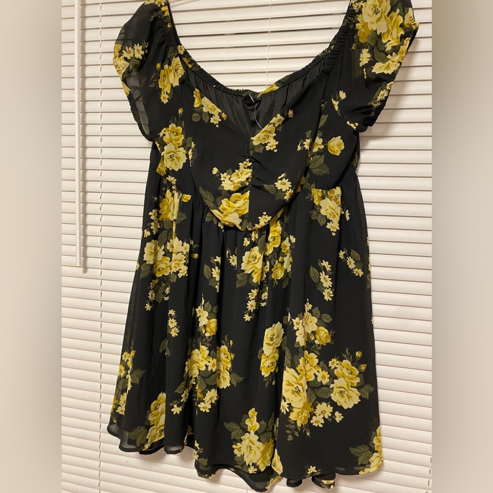 New with tags - Torrid black floral off shoulder top
